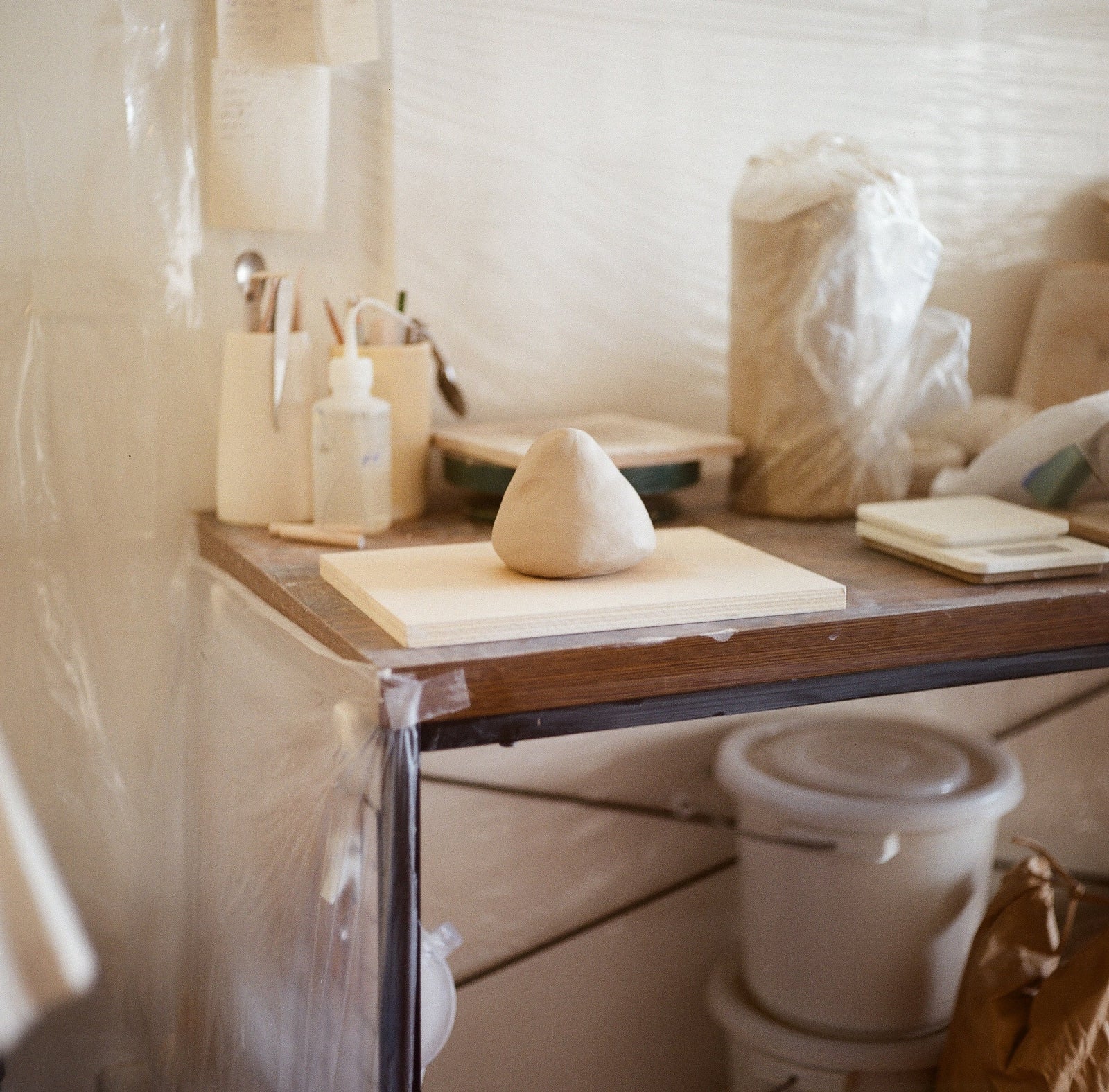 A Gentle Gaze Toward What We See and Touch — At the Studio of Ceramic Artist Runatsu